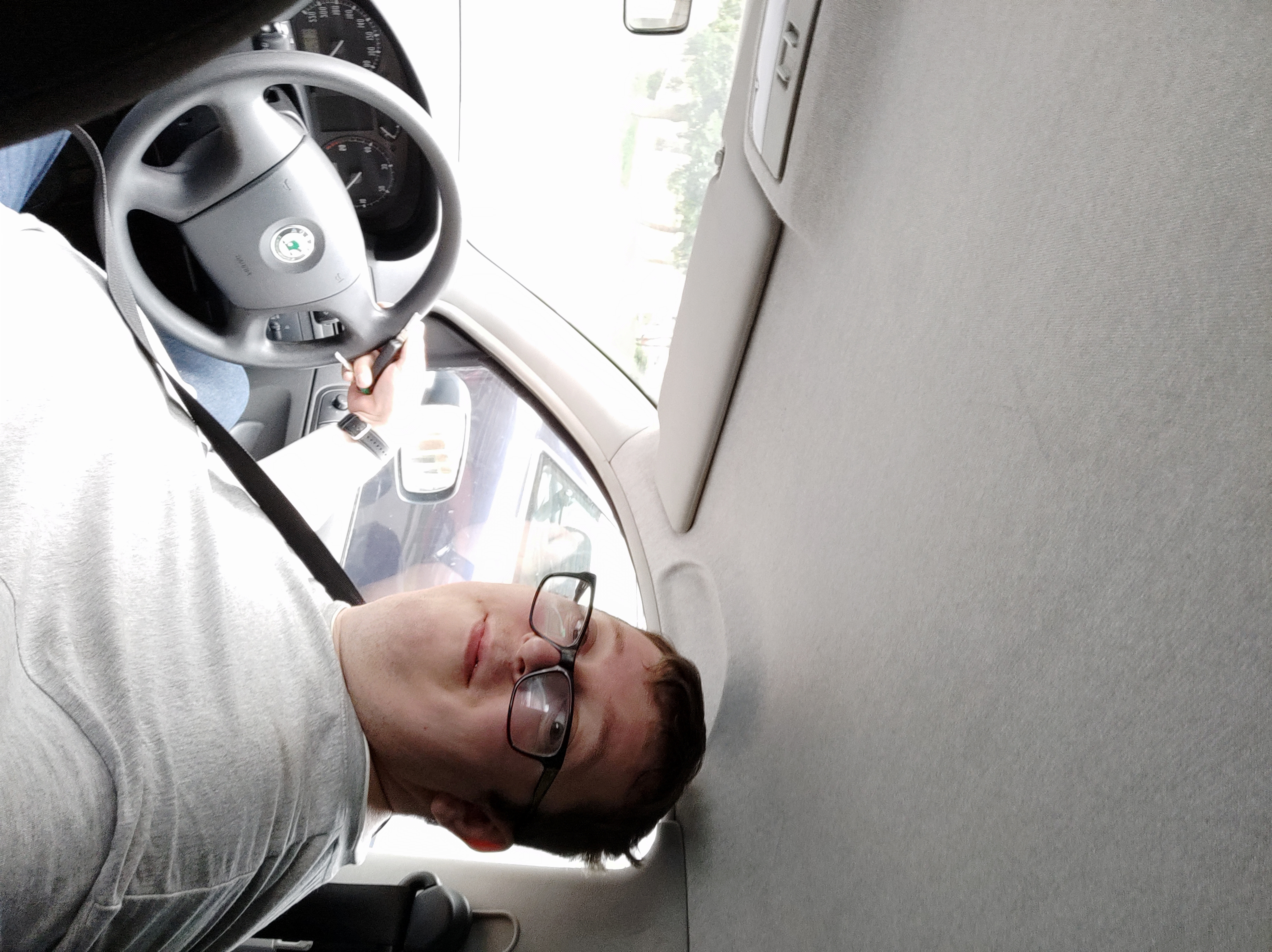 Jozef Môstka otočený od volantu Škody Fabie smerom k fotografovi na zadnom sedadle — august 2021.