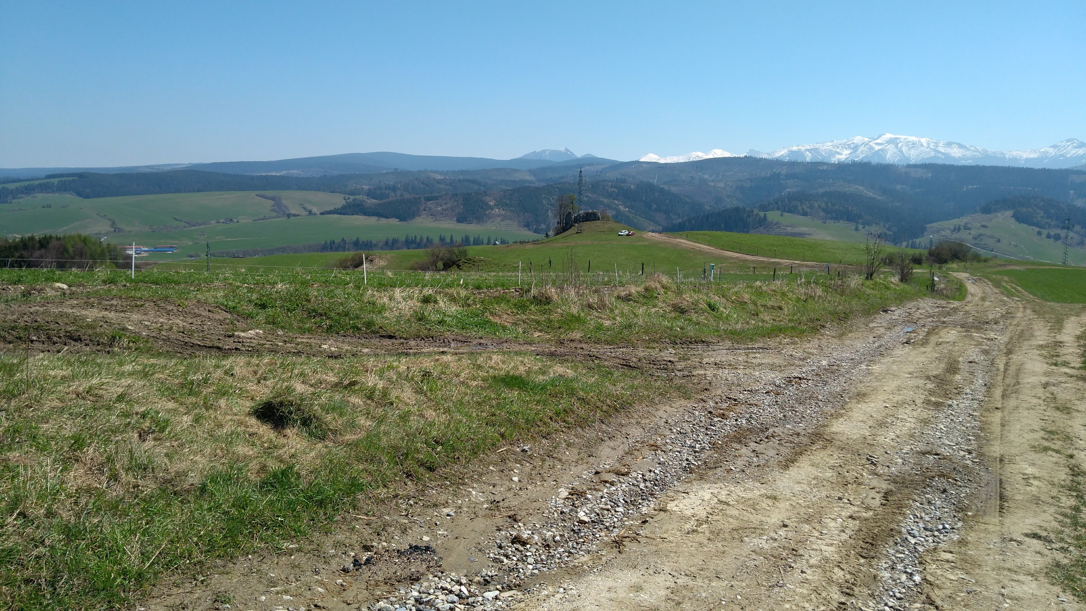 Poľná cesta s výhľadom na Tatry v okolí Skalky pri Medvedzí, máj 2017.