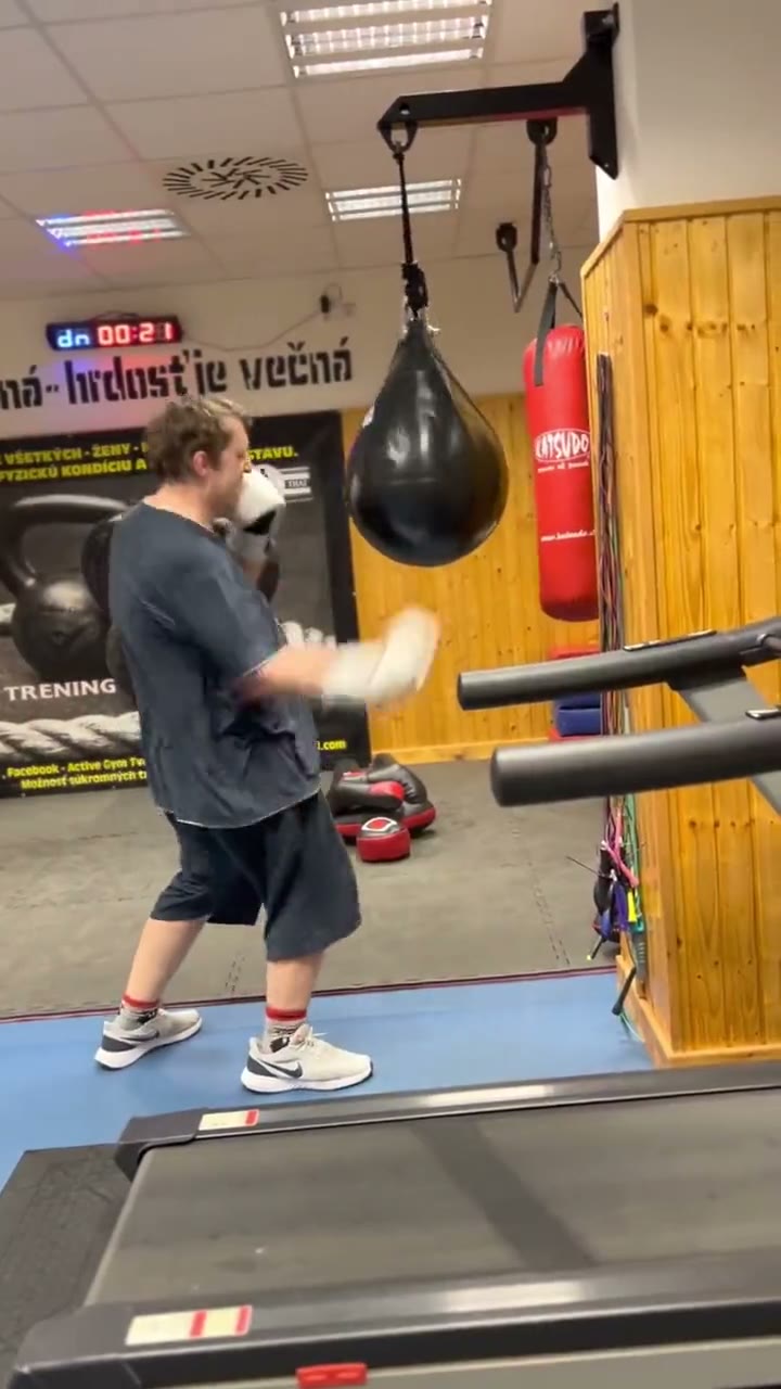 Prvý boxerský tréning, hodiny na stene za mnou.